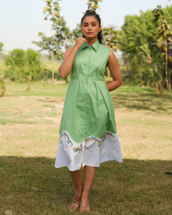 Dewyor BloomTouch™ Hand Embroidered Detachable Collar